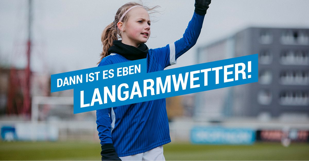 Eine Mädchen in Fußballleidung von Decathlon mit der Headline Dann ist es eben Langarmwetter!