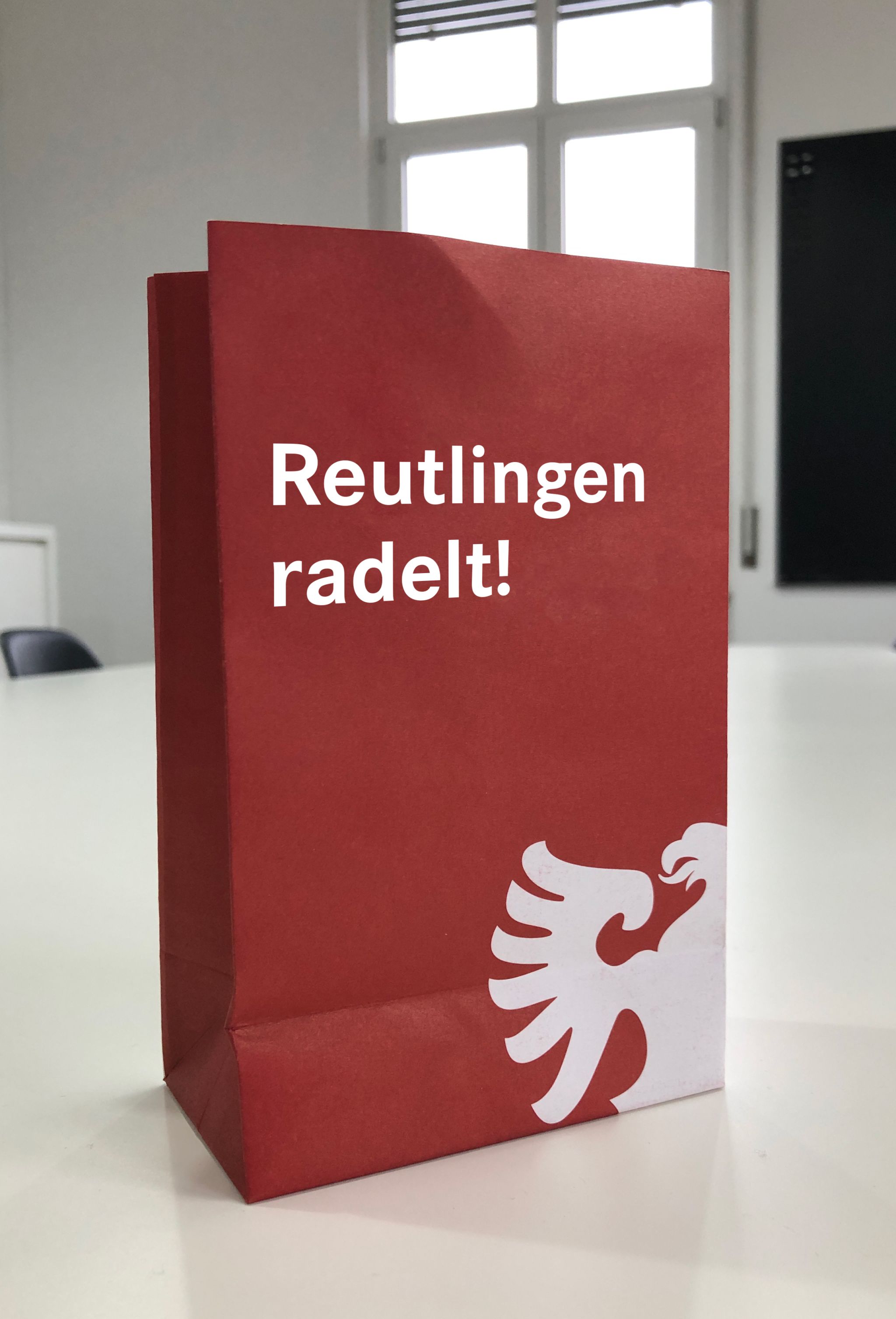 Popcorn Tüte in einem Konferenzraum berdukt mit dem reutlinger Adler und dem Spruch Reutlingen radelt!